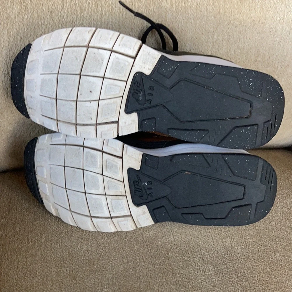 NIKE AIR Max Motion LW Womens Sneakers Size 6